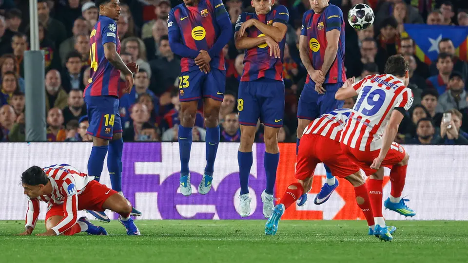 Julián Álvarez en el partido de Champions League de Atlético de Madrid contra Barcelona | AP