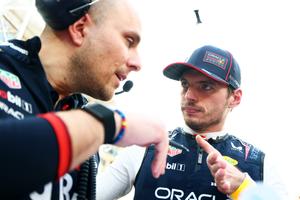Max Verstappen y Gianpiero Lambiasse en el Gran Premio de Abu Dhabi 2025 | RED BULL