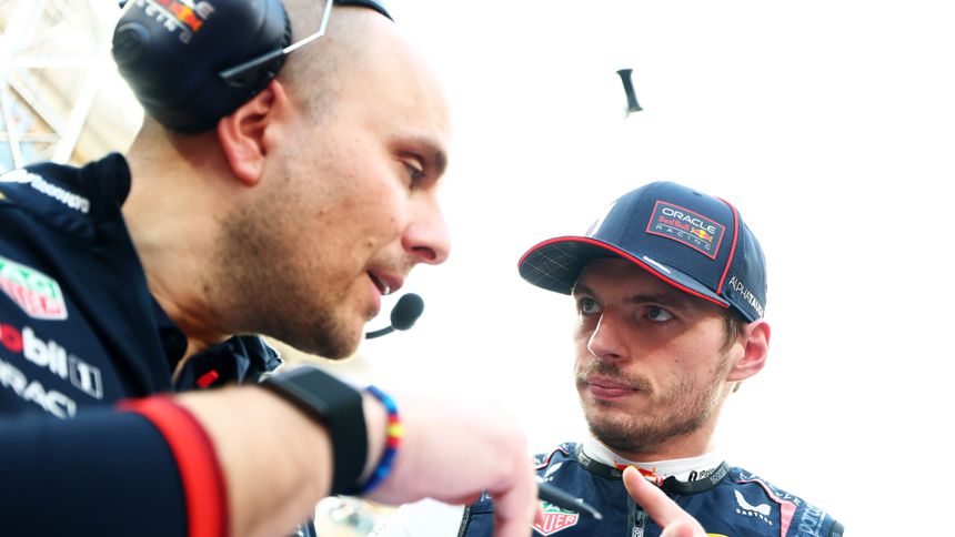 Max Verstappen y Gianpiero Lambiasse en el Gran Premio de Abu Dhabi 2025 | RED BULL