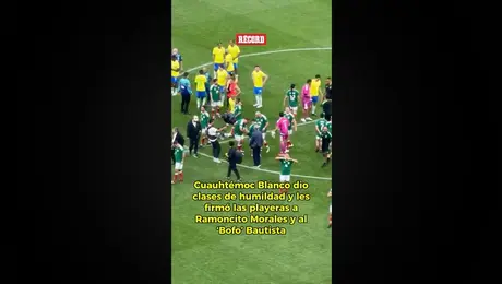 Ramoncito Morales y ‘Bofo’ Bautista se acercaron al Cuau para pedirle su autógrafo.