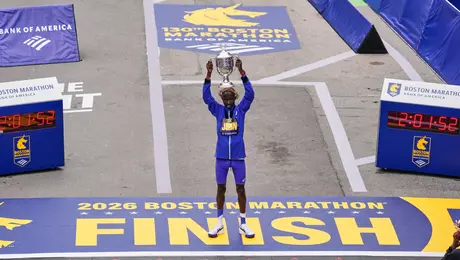 ¡Volvió el campeón! John Korir destrozó el récord de horas del recorrido del Maratón de Boston