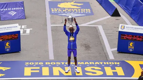 ¡Volvió el campeón! John Korir destrozó el récord de horas del recorrido del Maratón de Boston