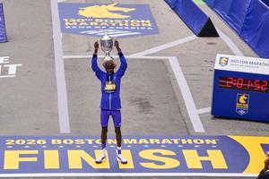 ¡Volvió el campeón! John Korir destrozó el récord de horas del recorrido del Maratón de Boston