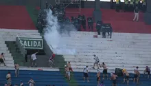 Incidentes en las gradas obligan a suspender el Superclásico Paraguayo entre Olimpia y Cerro Porteño