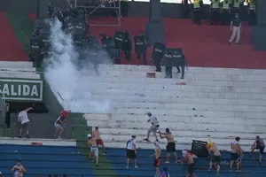 Incidentes en las gradas obligan a suspender el Superclásico Paraguayo entre Olimpia y Cerro Porteño