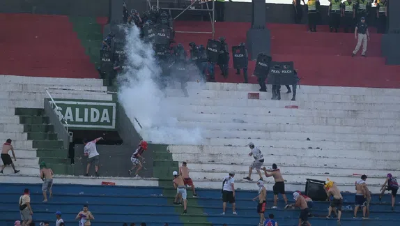 Incidentes en las gradas obligan a suspender el Superclásico Paraguayo entre Olimpia y Cerro Porteño