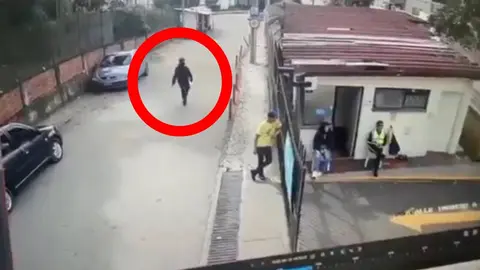 En el video se observa que un hombre, sin mediar palabra, ataca a un integrante del staff de la serie/X: @NOTICIASEDL