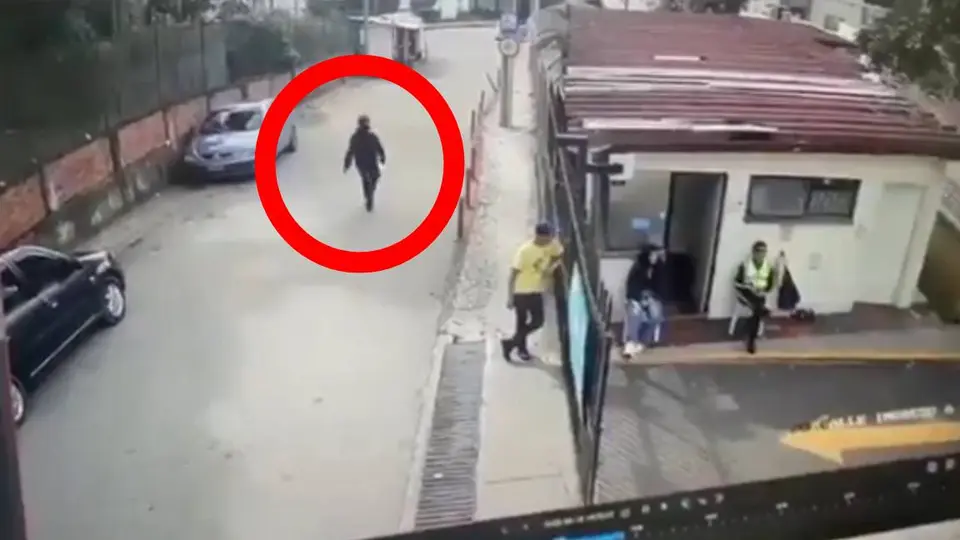 En el video se observa que un hombre, sin mediar palabra, ataca a un integrante del staff de la serie/X: @NOTICIASEDL