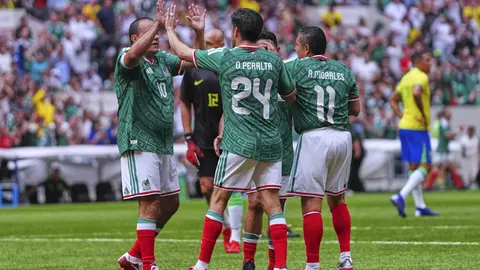 México vence a Brasil con doblete de Oribe Peralta en Juego de Leyendas