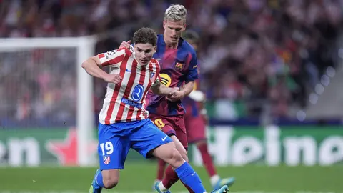 Julián Álvarez en el partido de Champions League de Atlético de Madrid contra Barcelona | AP