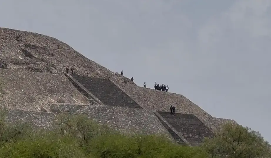 Elementos de seguridad reforzaron la vigilancia en Teotihuacán luego del incidente./ RS