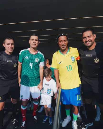 Ronaldinho con Rafa Márquez l X:10Ronaldinho