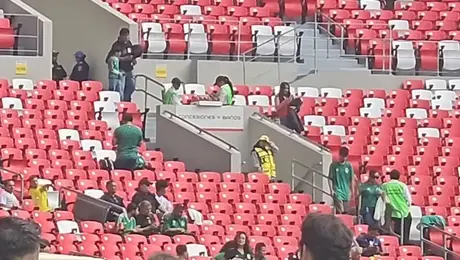 Emilio Azcárraga en el Estadio Banorte para ver el duelo de leyendas mexicanas contra las leyendas brasileñas