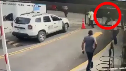 El agresor fue perseguido por compañeros de la víctima, muriendo también en el lugar/X: @NOTICIASEDL