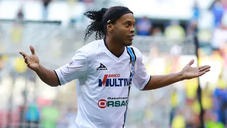 ¡Contra Ronaldinho! Querétaro no vencía como visitante a Chivas desde 2014