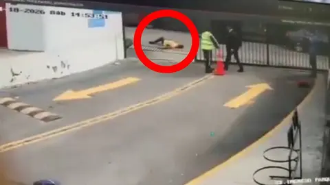 Una de las víctimas se observa que se tiró al piso luego del ataque con arma blanca/X: @NOTICIASEDL