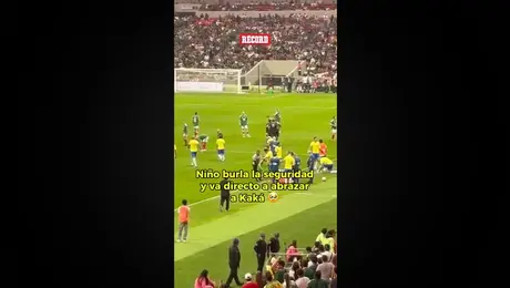 Niño saltó al campo de juego sólo para estar cerca de Kaká en el Juego de Leyendas