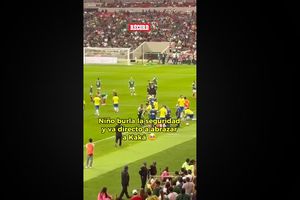 Niño saltó al campo de juego sólo para estar cerca de Kaká en el Juego de Leyendas