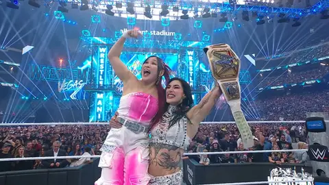 Rhea Ripley e Iyo Sky festejando la victoria de 'Mami' | Captura de pantalla