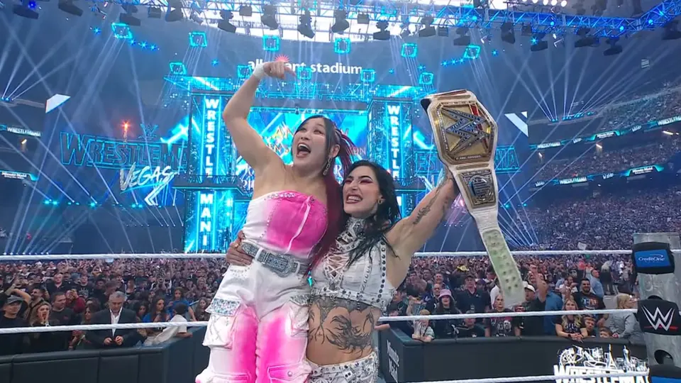 Rhea Ripley e Iyo Sky festejando la victoria de 'Mami' | Captura de pantalla