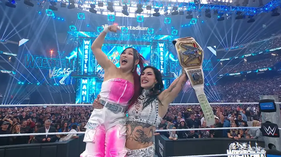 Rhea Ripley e Iyo Sky festejando la victoria de 'Mami' | Captura de pantalla