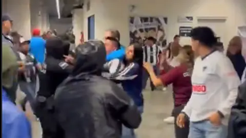 Pelea en el interior del Gigante de Acero l CAPTURA