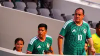¡Qué reencuentro! Cuauhtémoc Blanco y Emilio Azcárraga se funden en un abrazo previo al Juego de Leyenda