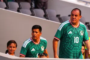 ¡Qué reencuentro! Cuauhtémoc Blanco y Emilio Azcárraga se funden en un abrazo previo al Juego de Leyenda
