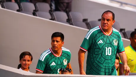 ¡Qué reencuentro! Cuauhtémoc Blanco y Emilio Azcárraga se funden en un abrazo previo al Juego de Leyenda
