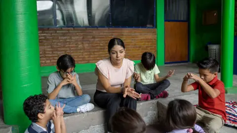 La iniciativa plantea que las actividades académicas se desarrollen principalmente durante el horario escolar. / iStock