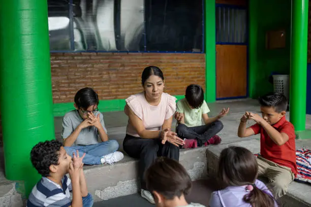 La iniciativa plantea que las actividades académicas se desarrollen principalmente durante el horario escolar. / iStock
