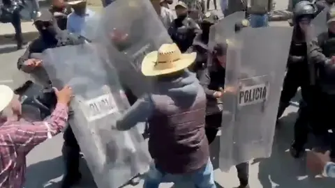 Las imágenes compartidas en plataformas digitales documentaron momentos de caos durante el avance de la megamarcha. /. RS