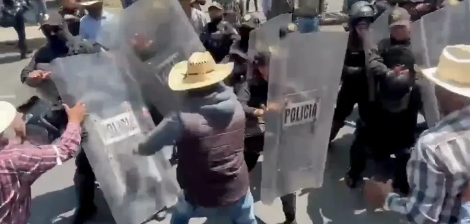 Las imágenes compartidas en plataformas digitales documentaron momentos de caos durante el avance de la megamarcha. /. RS