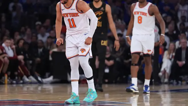 Knicks borran déficit de 22 puntos en 4to periodo y pegan primero en serie ante Cavs