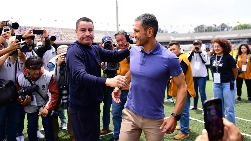 Efraín Juárez y Jaime Lozano en partido de Pumas y Pachuca en la Liga MX | MEXSPORT