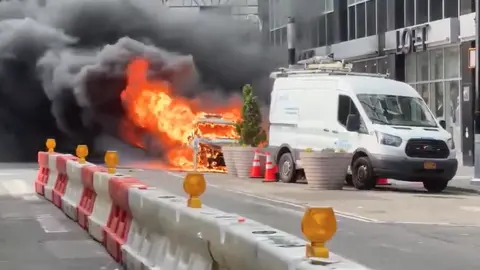 En plena hora pico en Wall Street un auto explotó generando unas intensas llamas / Redes Sociales