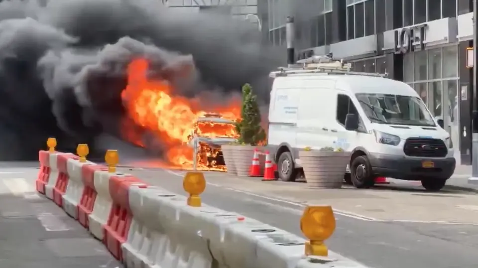 En plena hora pico en Wall Street un auto explotó generando unas intensas llamas / Redes Sociales