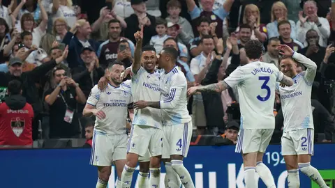 Jugadores de Aston Villa en celebración en la Final de Europa League contra Friburgo | AP