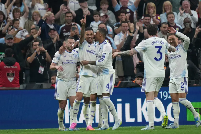 Jugadores de Aston Villa en celebración en la Final de Europa League contra Friburgo | AP