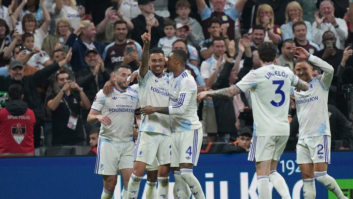 Jugadores de Aston Villa en celebración en la Final de Europa League contra Friburgo | AP