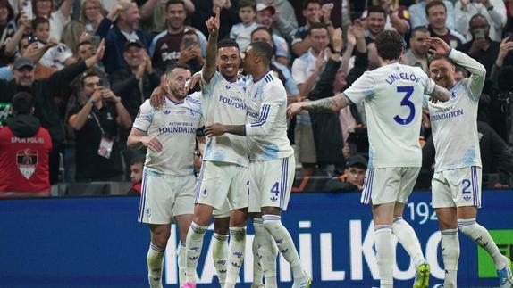Jugadores de Aston Villa en celebración en la Final de Europa League contra Friburgo | AP