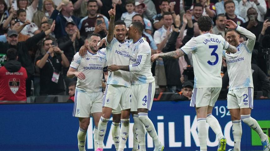 Jugadores de Aston Villa en celebración en la Final de Europa League contra Friburgo | AP