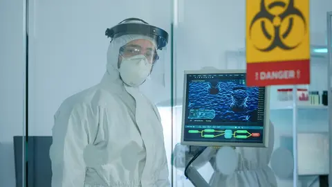 El ébola se transmite mediante contacto directo con fluidos corporales de personas infectadas / Magnific