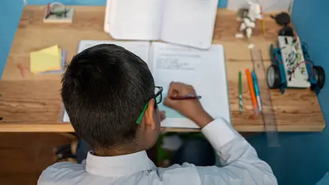La propuesta busca reducir la carga de tareas escolares para que niñas y niños tengan más tiempo libre fuera del aula. / iStock