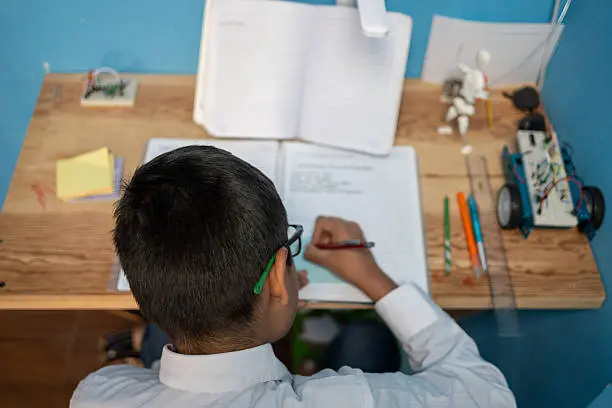 La propuesta busca reducir la carga de tareas escolares para que niñas y niños tengan más tiempo libre fuera del aula. / iStock