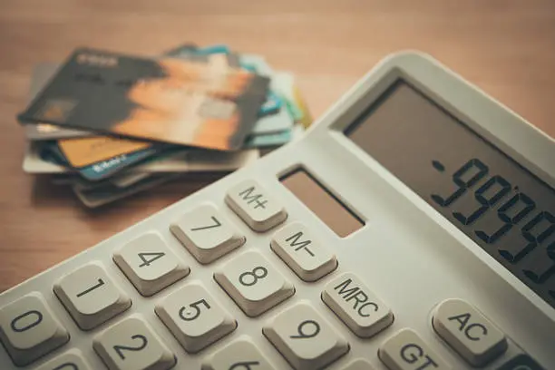 El tiempo para borrar una deuda del Buró depende del monto y las UDIS establecidas por ley. / iStock
