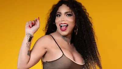 Influencer Paola Suárez sufre aparatoso choque; su camioneta quedó destrozada