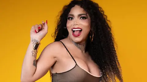Influencer Paola Suárez sufre aparatoso choque; su camioneta quedó destrozada