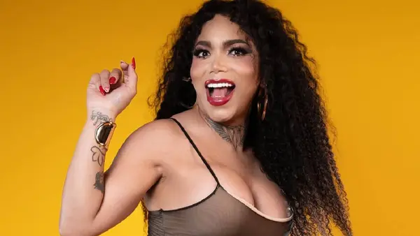 Influencer Paola Suárez sufre aparatoso choque; su camioneta quedó destrozada