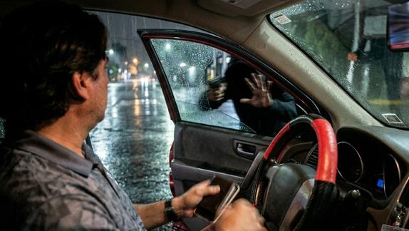 Querido reportero es bajado de su auto a punta de pistola en pleno enlace en vivo
